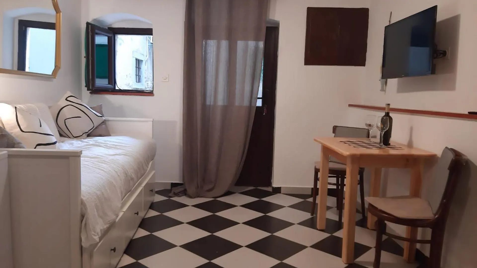 Lamar Cres Croatia